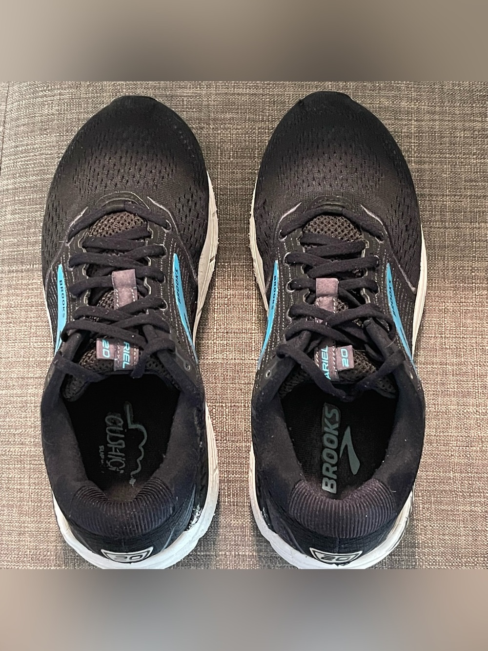 Women’s Brooks Ariel 20, max black 10.5 D athletic shoes. Great condition.!